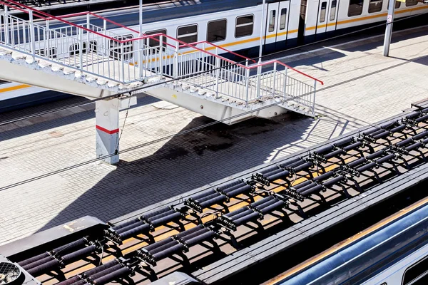 Vonatok és a lépcső tetején platform — Stock Fotó