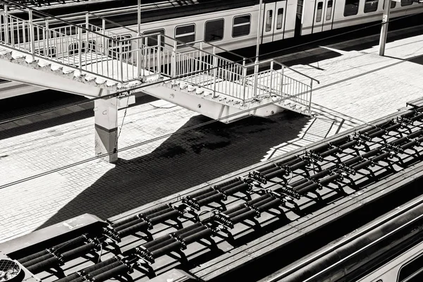 Treinen en trap platform bovenop bekijken — Stockfoto