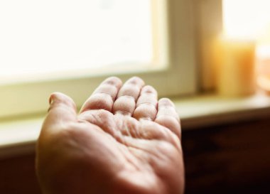 İnsan elini pencereye doğru aç