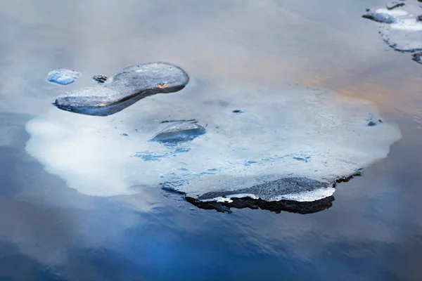 Schöne Eisscholle im Wasser — Stockfoto