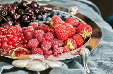 Gümüş tepside meyveler