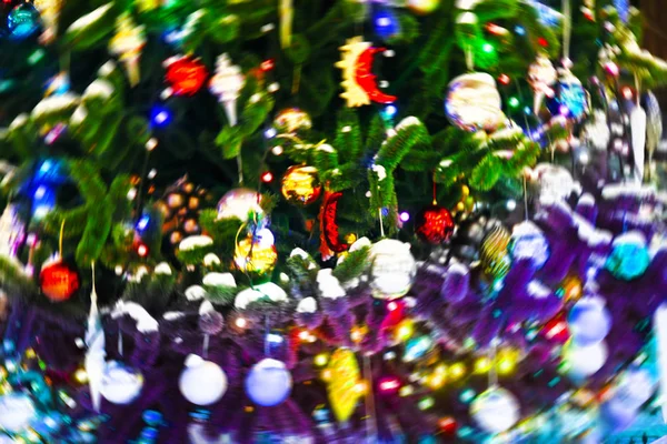 Leksaker på julgran i oskärpa — Stockfoto