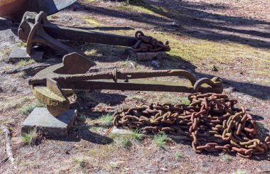 Yerdeki eski çapalar 