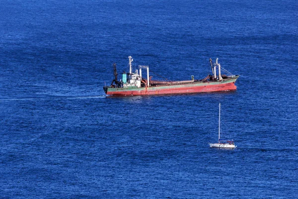 Lastpråm Och Liten Yacht Blått Hav Dagen — Stockfoto