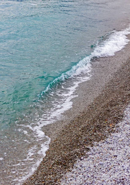 Lugn Havssurf Stranden Med Småsten Molnig Dag — Stockfoto