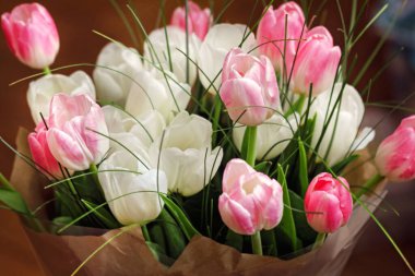 Güzel bir buket beyaz ve pembe laleler keyfiniz yerine gelsin.