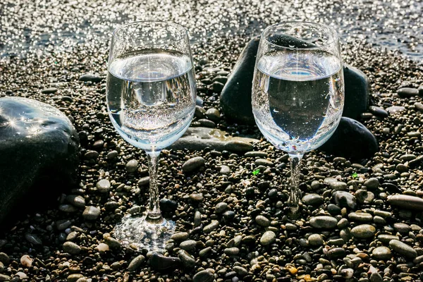 Två Vackra Glas Vatten Havssten Vid Vatten — Stockfoto
