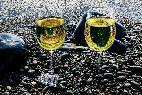 Two Glasses White Wine Pebbles Seashore Sunny Morning — Stock Photo, Image