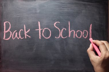 adam el geri okula tahtaya yazmaya.