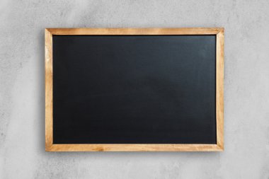 Okul blackboard, yazı tahtası üzerinde bir grunge beton duvar