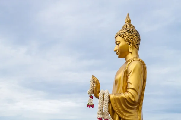 Guld buddhastaty i phutthamonthon tempel — Stockfoto