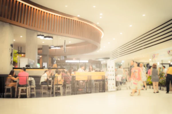 Personas borrosas en la cafetería en el centro comercial —  Fotos de Stock