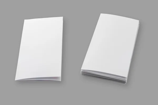 Blankt brosjyrepapir om trebakgrunn, med klippebane – stockfoto