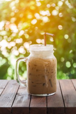 ahşap bir masa olarak buzlu kahve 