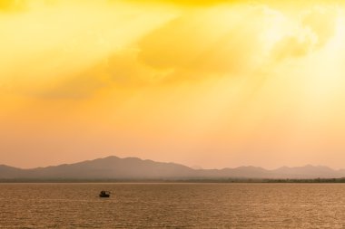Gün batımında gölde tekne