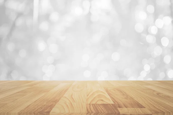 Beyaz parlak bokeh ışıklar önünde ahşap masa