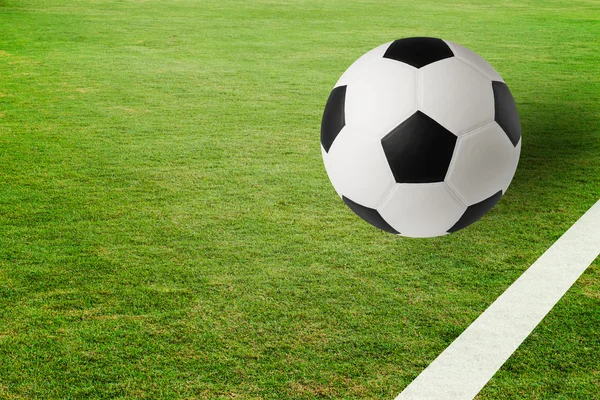 Pallone da calcio su campo verde — Foto Stock