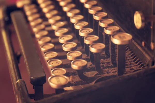 Старая пишущая машинка в винтажном стиле — стоковое фото