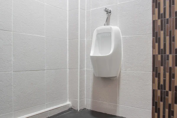 Писсуар в современном интерьере туалета — стоковое фото