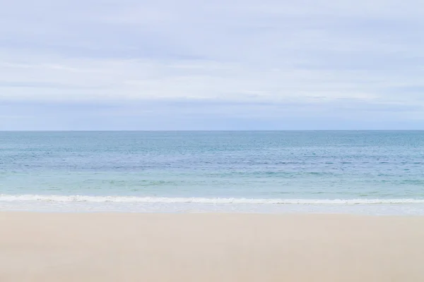 青い空とビーチと熱帯の海 — ストック写真