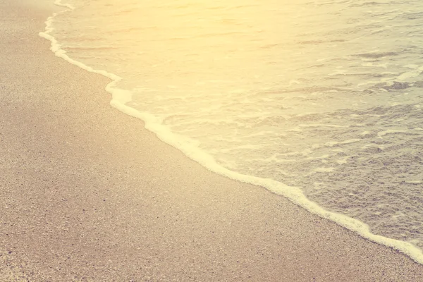 ビンテージ スタイルのビーチで砂の柔らかい波を閉じる — ストック写真