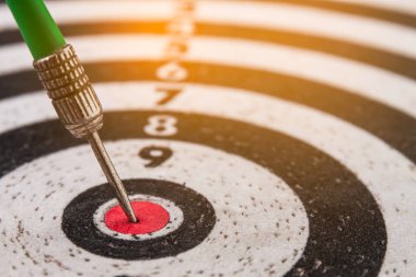 Dart oku hedef tahtaya isabet ediyor.