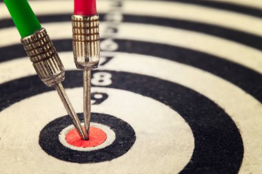 İki ok dart hedef tahtası Merkezi'ne çarpmış 