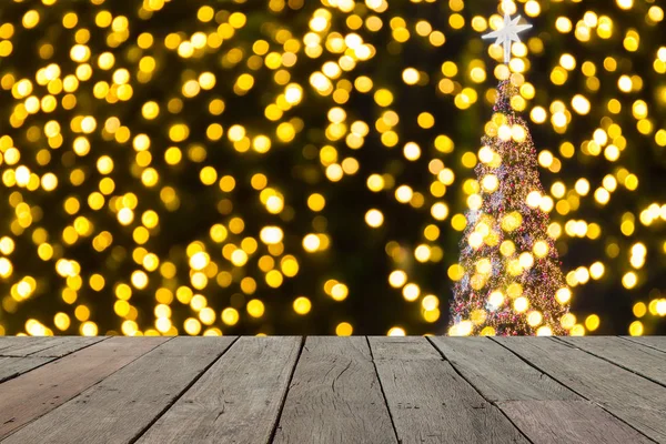 Mesa de madeira na frente de ouro natal bokeh luzes , — Fotografia de Stock