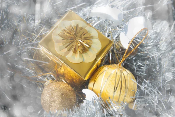 クリスマスの背景に金の装飾、ゴールデン ギフト ボックス w — ストック写真