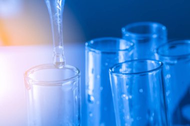 Sıvı cam test tüpleri üzerinde damla ile laboratuvar pipet