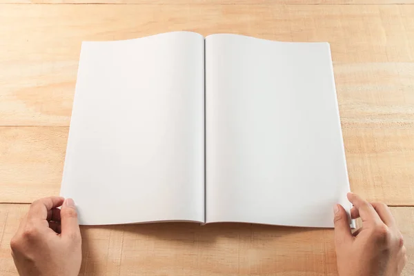 Mano aperto libro bianco o riviste, libro modello su legno backgroud — Foto Stock