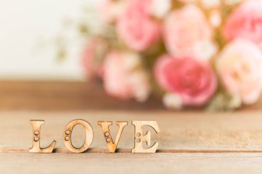 Kelime aşk ile ahşap masa, Sevgililer günü backgr gül çiçek