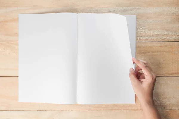 Mano aperto libro bianco o riviste, libro modello su legno backgroud — Foto Stock