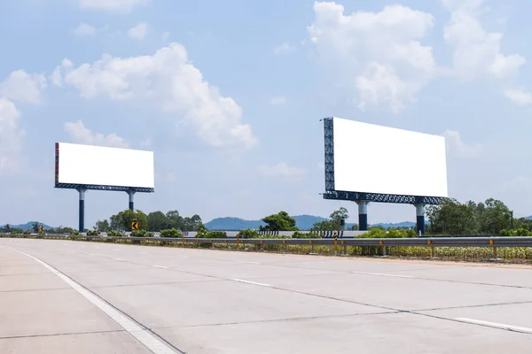 高速道路の 2 つのブランクの看板 — ストック写真