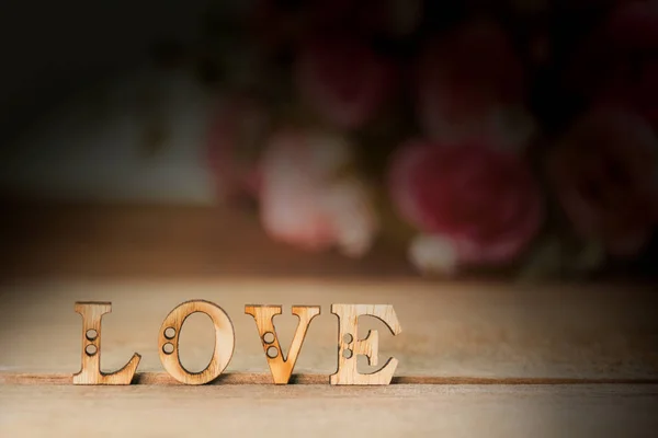 Word Love with rose flower on wood table, Valentine's Day backgr — Stock Photo, Image