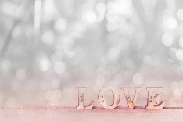 Palabra Amor en la mesa de madera con bokeh blanco, Día de San Valentín backg — Foto de Stock