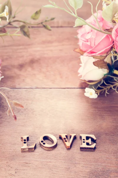 Palabra Amor con flor de rosa en la mesa de madera, San Valentín backgr — Foto de Stock