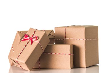 Kahverengi kağıt sarılmış hediye kutusu 