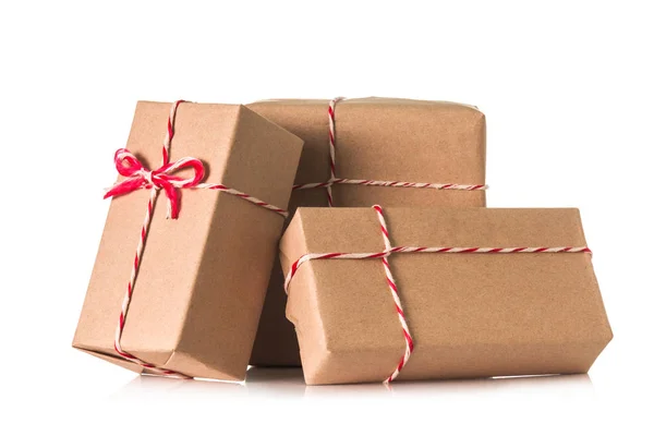Caja de regalo envuelta en papel marrón —  Fotos de Stock