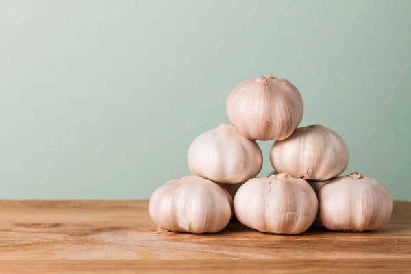 Ajo sobre fondo de mesa de madera — Foto de Stock