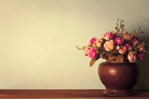 Flores artificiales rosas en la olla en la habitación —  Fotos de Stock