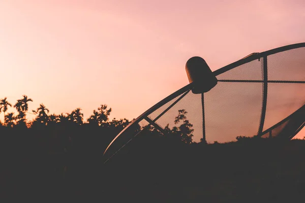 Antena parabólica com céu colorido ao pôr do sol, imagem de rede de tecnologia de comunicação — Fotografia de Stock