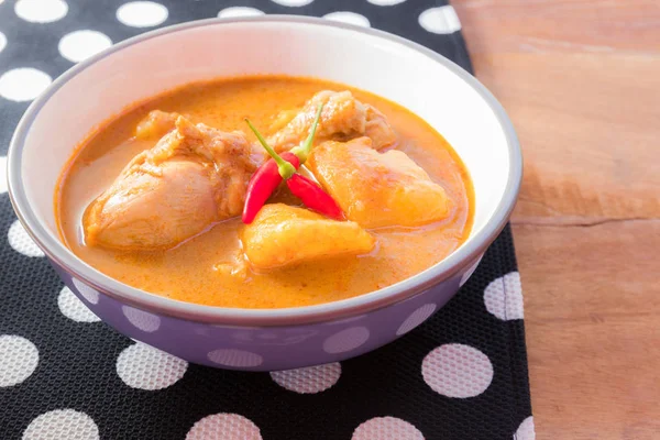 Chicken Mussaman Curry in weißer Schüssel auf Holztisch — Stockfoto