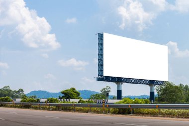 Karayolu üzerinde mavi gökyüzü ile reklam için boş reklam panoları.