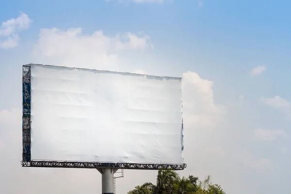 Puste billboard przeciw błękitne niebo — Zdjęcie stockowe