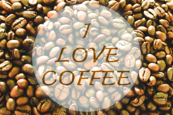 Ich liebe Kaffee Text mit Kaffeebohnen Hintergrund — Stockfoto