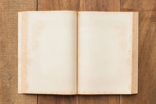 Staré prázdné knihu otevřenou na dřevěný stůl — Stock fotografie