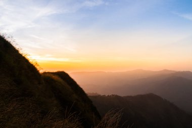 Güzel manzara siluet dağlarda günbatımı