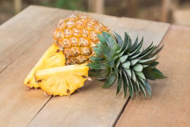 Ahşap masa ananas dilimleri