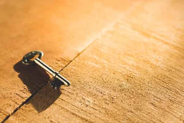 Ahşap arka plan üzerinde eski anahtar